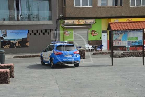 La Policía Local impide la instalación de chiringuitos en la avenida de Melenara pese al permiso verbal del alcalde (Foto TA)
